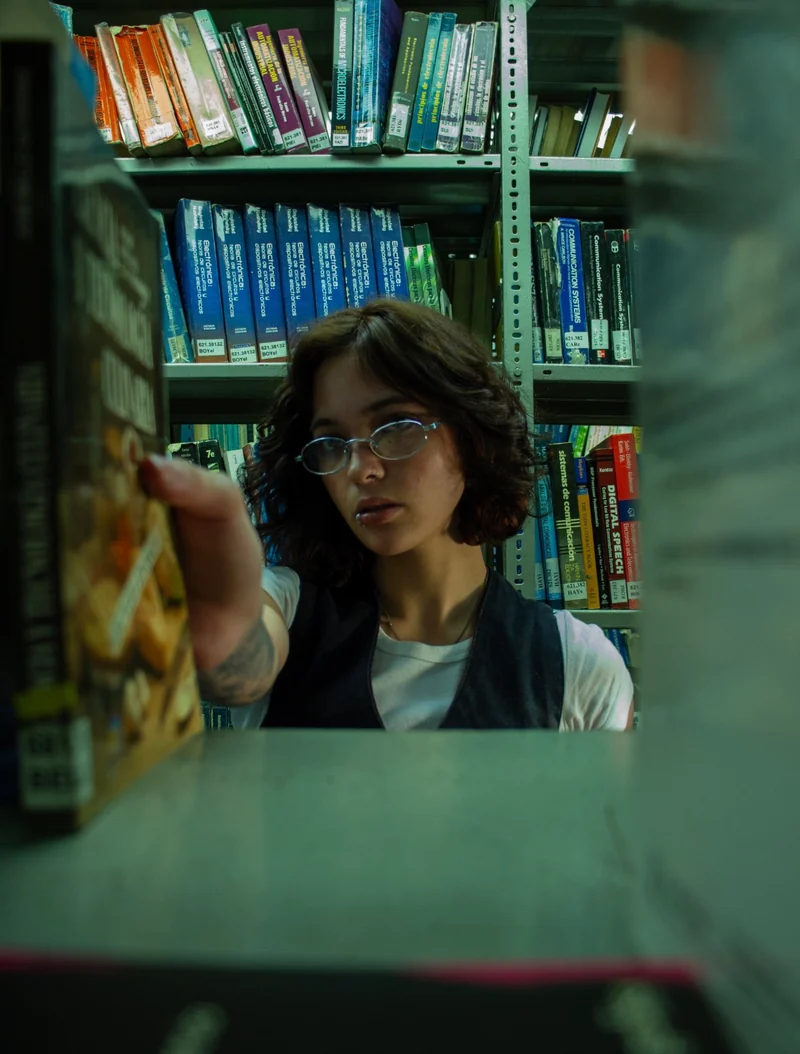 Ju en la biblioteca.