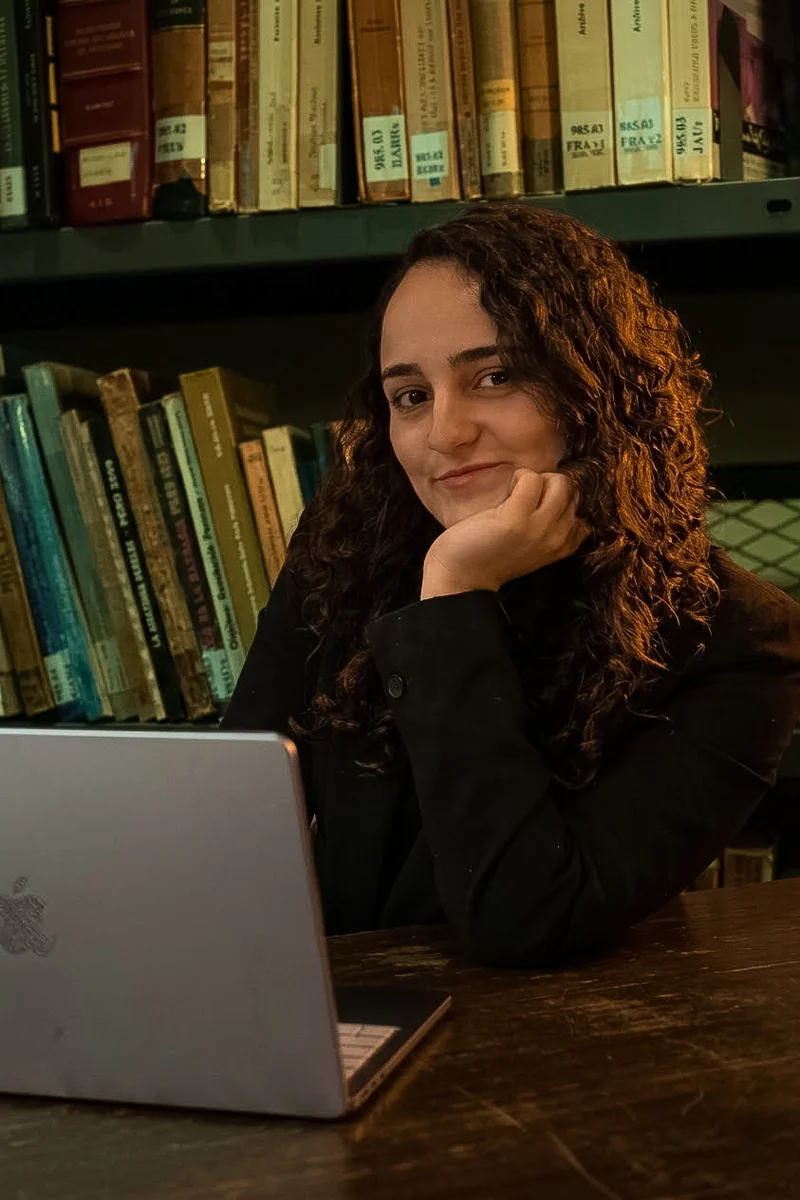 Mai en la biblioteca.